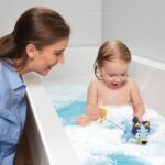 TOMY Toomies Swimming Bluey – Badespielzeug mit Zugschnur für Kleinkinder ab 18 Monaten – Bild 6