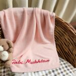 TICBIK Personalisierte Baby-Strickdecke mit Namen – 100x80 cm reine Baumwolle – Bild 4