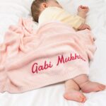 TICBIK Personalisierte Baby-Strickdecke mit Namen – 100x80 cm reine Baumwolle