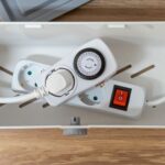 reer CableGuard Kabelbox – Kindersichere Steckdosenleisten-Box mit Drehverschluss – Bild 6