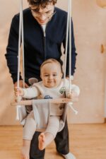 TULANO Hop 30 Babyschaukel – Sichere Indoor-Schaukel mit Sicherheitsgurt für 6–36 Monate – Bild 2
