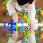 Fat Brain Toys Squigz Starter Set 22-teilig – Saugspielzeug für kreatives Bauen ab 3 Jahren – Bild 8