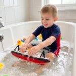 Toyland® 41cm Titanic-Spielzeugschiff – Schwimmendes Wasserspielzeug für Badewanne & Pool – Bild 7