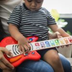 Baby Einstein Together in Tune Gitarre – Kabellose Magic Touch Holzgitarre für Kleinkinder ab 12 Monaten – Bild 2