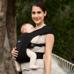 Ergobaby Embrace Babytrage 0–12 Monate – Ergonomische 2-Positionen-Trage Pure Black – Bild 2