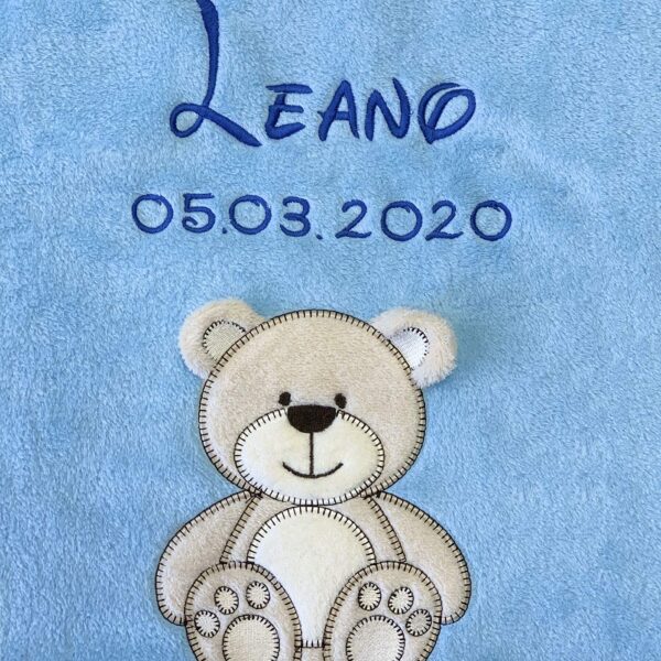 KIDDI-MEDIA Babydecke Hellblau mit Bär – Personalisiert mit Name & Geburtsdatum
