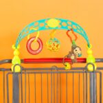 Bright Starts Flex 'n Go Spielbogen – Aktivitätsbügel für Kinderwagen & Babytragen – Bild 6