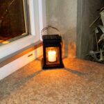 LED Solarlaterne 2er Set mit flackernder LED Kerze – Warmweiss Gartenlampe mit Akku – Bild 4
