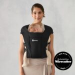 Ergobaby Embrace Babytrage 0–12 Monate – Ergonomische 2-Positionen-Trage Pure Black – Bild 3