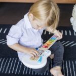 Baby Einstein Strum Along Songs Magic Touch Holzgitarre – Musikspielzeug ab 6 Monaten – Bild 2
