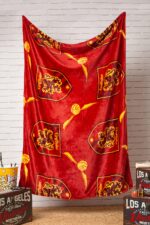 Harry Potter Gryffindor Fleecedecke 120x160 cm – Wärmende Wohndecke mit Quidditch Design – Bild 2
