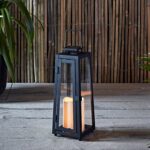 Lights4fun Solar-Laterne 29,5 cm Schwarz mit LED-Kerze – Wetterfeste Gartenbeleuchtung