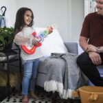 Baby Einstein Together in Tune Gitarre – Kabellose Magic Touch Holzgitarre für Kleinkinder ab 12 Monaten – Bild 11