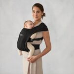Ergobaby Embrace Babytrage 0–12 Monate – Ergonomische 2-Positionen-Trage Pure Black – Bild 11