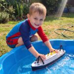 Toyland® 41cm Titanic-Spielzeugschiff – Schwimmendes Wasserspielzeug für Badewanne & Pool – Bild 2