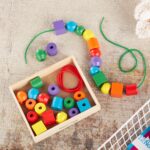 Melissa & Doug Fädelspiel mit 30 Holzperlen – Motoriktraining für Kinder ab 3 Jahren – Bild 9