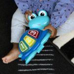 Baby Einstein Ocean Explorers Curiosity Cove – 2-in-1 Türhopser & Bodenspielzeug ab 6 Monaten – Bild 14
