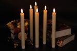 Eldnacele LED Stabkerzen 8er Set mit Fernbedienung & Timer – Flammenlose Echtwachskerzen Elfenbein – Bild 4