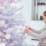 Kesote Weihnachtskugeln Weiß 24er Set 6 cm – Kunststoff Christbaumschmuck mit Glitzer – Bild 5