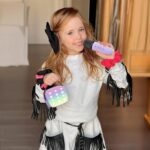 YLL Mini Karaoke Maschine mit 2 kabellosen Mikrofonen – Tragbar für Kinder ab 3 Jahren – Bild 9