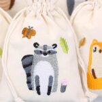 Papierdrachen Adventskalender 2026 – 24 bestickte Stoffsäckchen Waldtiere mit Glitzer-Zahlenklammern – Bild 7