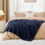 BEDSURE Kuscheldecke 150x200 cm Mikrofaser – Wärmende Sofadecke in Marine – Bild 6