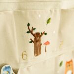 Papierdrachen Adventskalender 2026 Waldtiere – Bestickter Wandkalender 120x60 cm, wiederverwendbar – Bild 4