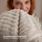 BEDSURE Kuscheldecke 220x240 cm Beige – Premium Fleecedecke mit Streifenmuster für Couch & Bett – Bild 3