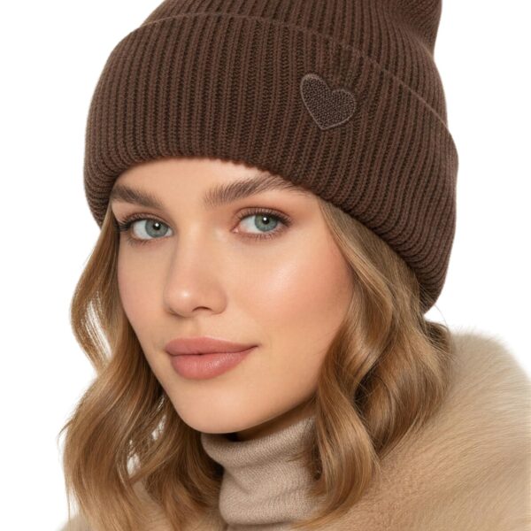 Baesics Beanie Mütze mit Herz-Detail – Warme Strickmütze für Damen & Herren