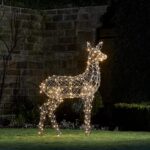 Lights4fun 130cm Harlow LED Rattan Rentier – Timer-Weihnachtsfigur für Aussen & Innen