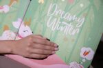 Accentra DREAMY WINTER Adventskalender für Mädchen – 24 Pflegeprodukte in grüner Box – Bild 11