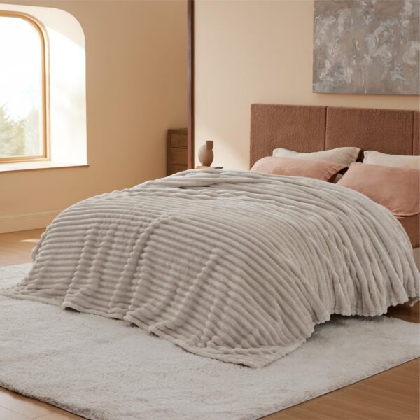 BEDSURE Kuscheldecke 220x240 cm Beige – Premium Fleecedecke mit Streifenmuster für Couch & Bett
