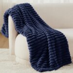 BEDSURE Kuscheldecke 150x200 cm Mikrofaser – Wärmende Sofadecke in Marine – Bild 2