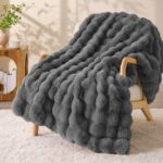BEDELITE Bubble Kuscheldecke 150x200 cm – Flauschige Plüschdecke mit Kaninchenfellimitat