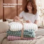 BEDSURE Kuscheldecke 220x240 cm Beige – Premium Fleecedecke mit Streifenmuster für Couch & Bett – Bild 7