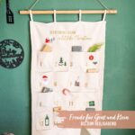 Papierdrachen Adventskalender 2026 – Bestickter Wandteppich Beige & Gold 120x60 cm – Bild 7