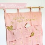 Papierdrachen Adventskalender 2026 Wandteppich Rosa Gold – 120x60 cm mit 24 Stoffbeuteln – Bild 3