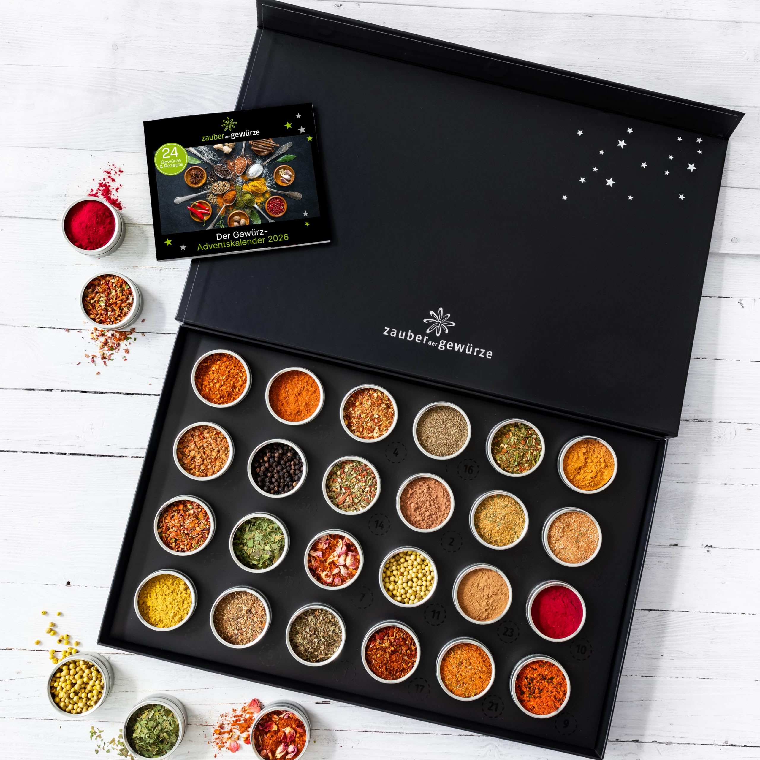 91tkx4oYYeL._SY2560_.jpg Zauber der Gewürze Adventskalender 2026 – 24 Gewürze mit Rezepten für Genießer – Bild 1