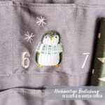 Papierdrachen Adventskalender 2026 – Bestickter Wandteppich 120×60 cm Blau/Grau/Silber – Bild 4