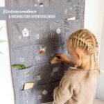 Papierdrachen Adventskalender 2026 – Bestickter Wandteppich 120×60 cm Blau/Grau/Silber – Bild 3