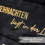 Papierdrachen Adventskalender 2026 – Bestickter Wandteppich Schwarz-Gold 120x60 cm – Bild 4